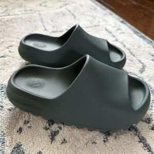 Adidas Yeezy Slate Marine Slides Men’s size 5